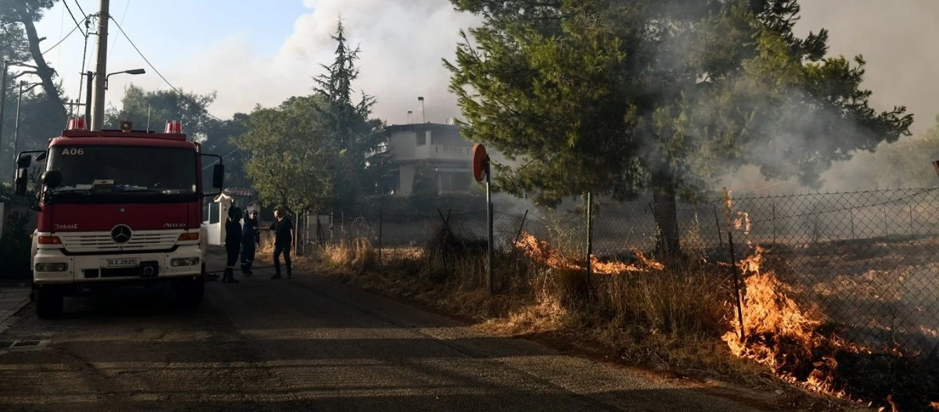 Παραδόθηκε στις φλόγες το Κρυονέρι: Μία ανάσα από το Καπανδρίτι η φωτιά! - Κάηκαν όλα, στέλνουν πολίτες στον Ωρωπό (upd)